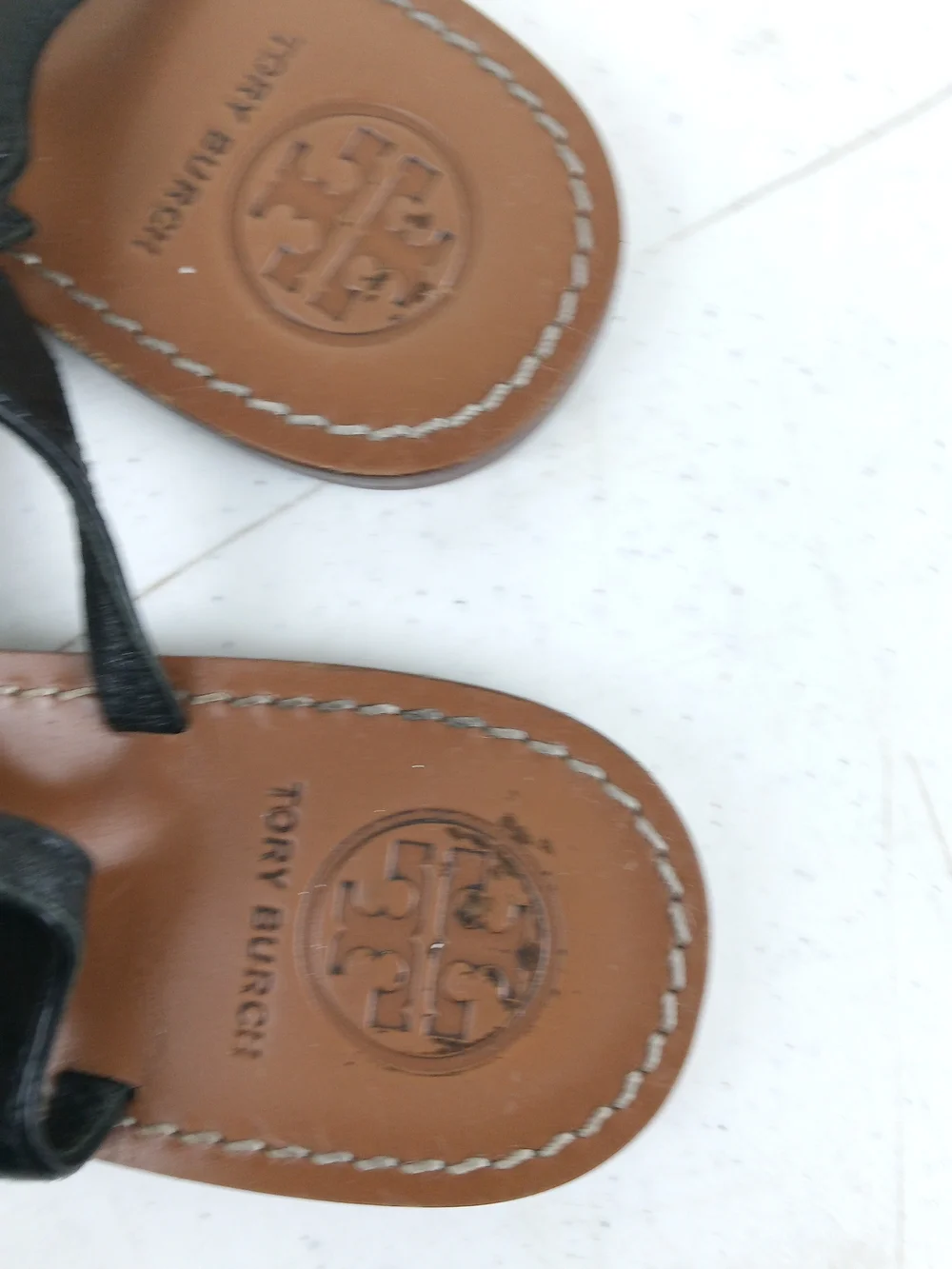 Tory Burch Thong Sandals Size 9.5 Black Patent Leather Large Rhinestone Logo